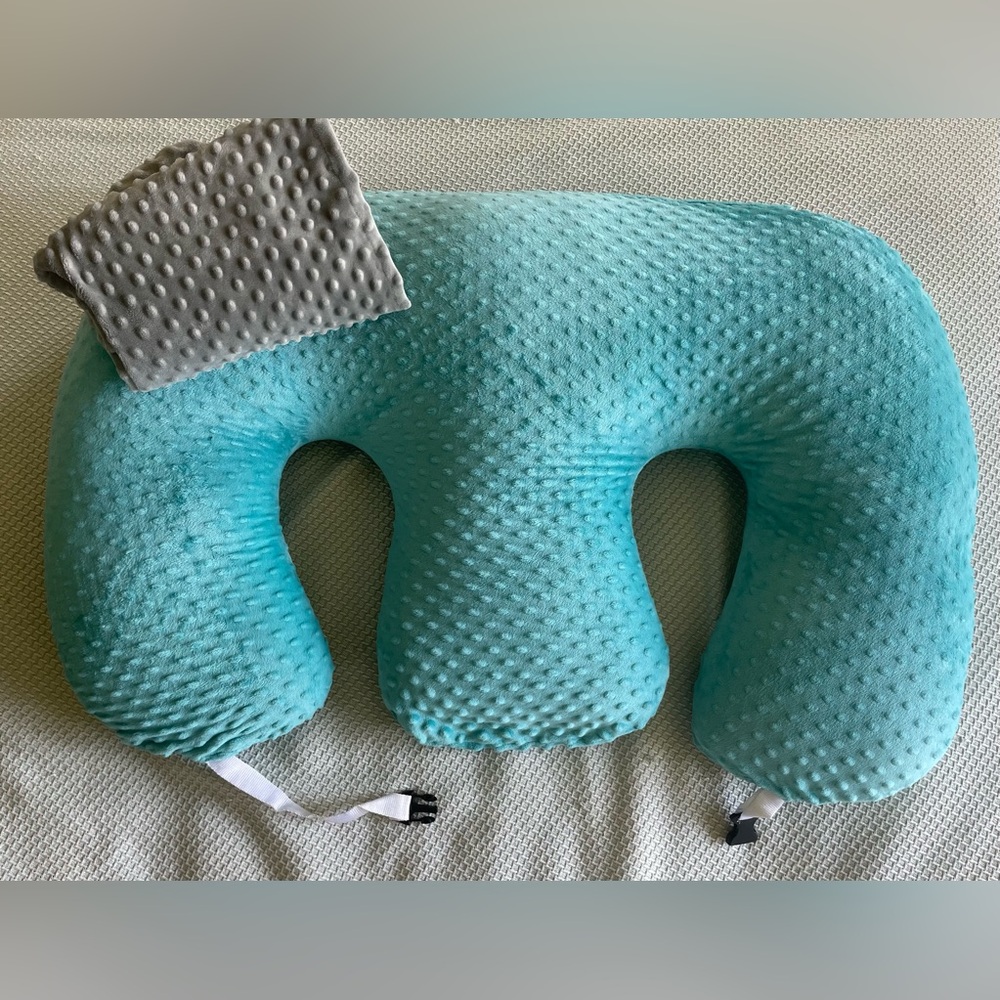 Twin Z Pillow, great condition, with two covers in teal and gray